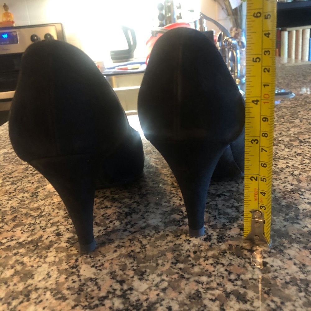 The Most Classic CHANEL heels, black suede - Picture 3 of 8